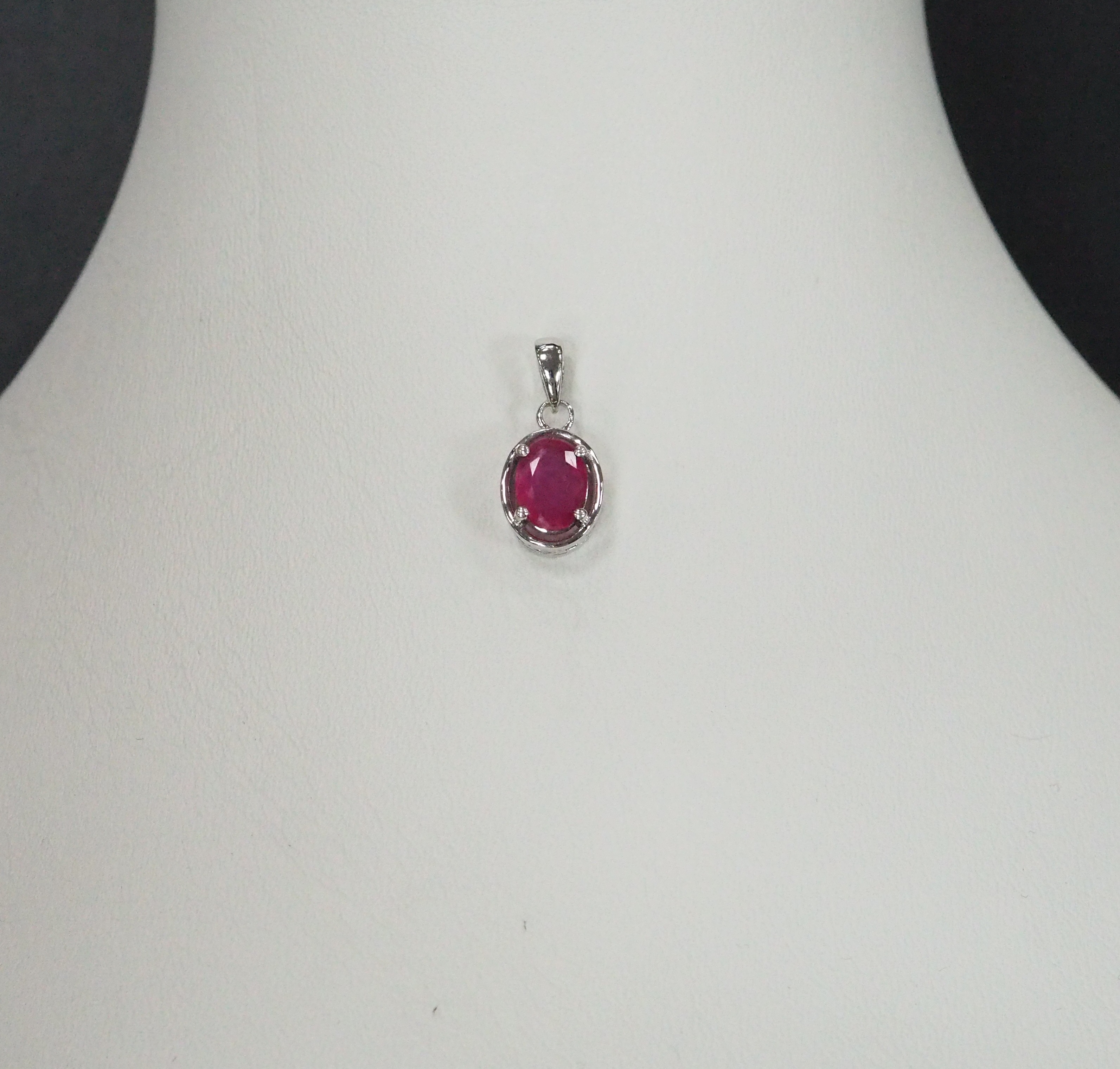 Серебряная подвеска с розовым сапфиром